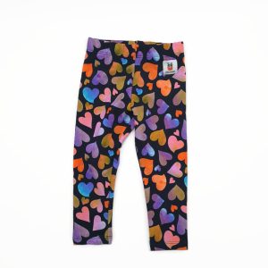 Középvastag leggings-színes szívek feketén