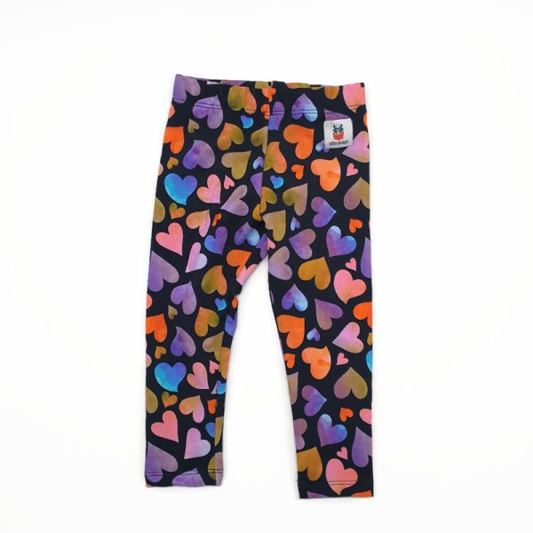 Középvastag leggings-színes szívek feketén